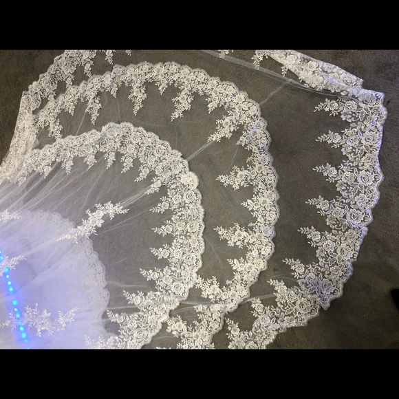 White Bridal Gown - Picture 2 of 8